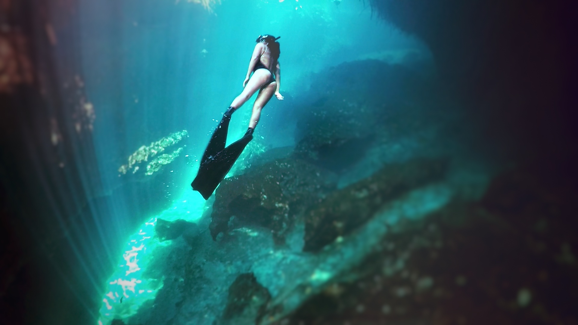 Айфон 15 под водой. Сенот Ангелита. Мексика Сеноты дайвинг. Девушка под водой. Дайвинг девушка.
